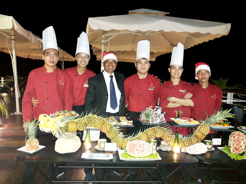 Kittisak Srichan cùng với đội ngũ đầu bếp chuẩn bị bữa tiệc chào đón Giáng sinh trên du thuyền Orchid Cruise 5 sao Hạ Long.