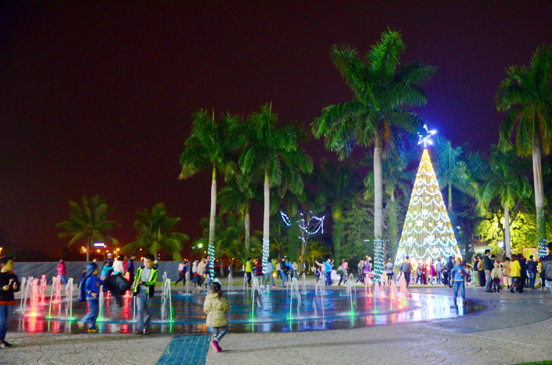 Khung cảnh rực rỡ chào đón Noel tại Khu vui chơi, giải trí Hạ Long Marine Plaza.