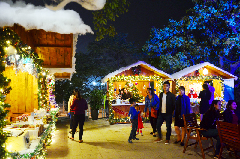 Khách sạn Novotel Hạ Long kỳ công tái hiện chợ Giáng sinh với những ngôi nhà gỗ phủ tuyết, nhằm mang đến không gian Giáng sinh vùng Bắc Âu.