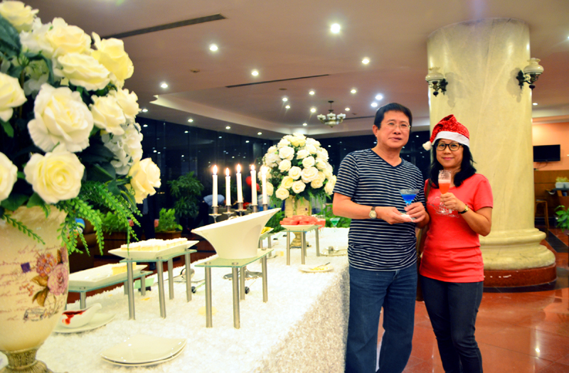 Du khách quốc tế hài lòng thưởng thức buffet tại khách sạn Sài Gòn - Hạ Long.