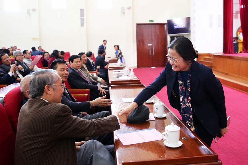 Các đồng chí lãnh đạo tỉnh gặp mặt trò chuyện cùng với các cán bộ chủ chốt đã nghỉ hưu tại cuộc gặp mặt.