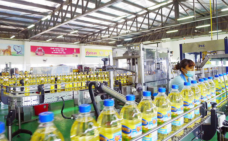 Sản xuất dầu ăn tại Công ty Dầu thực vật Cái Lân (KCN Cái Lân).