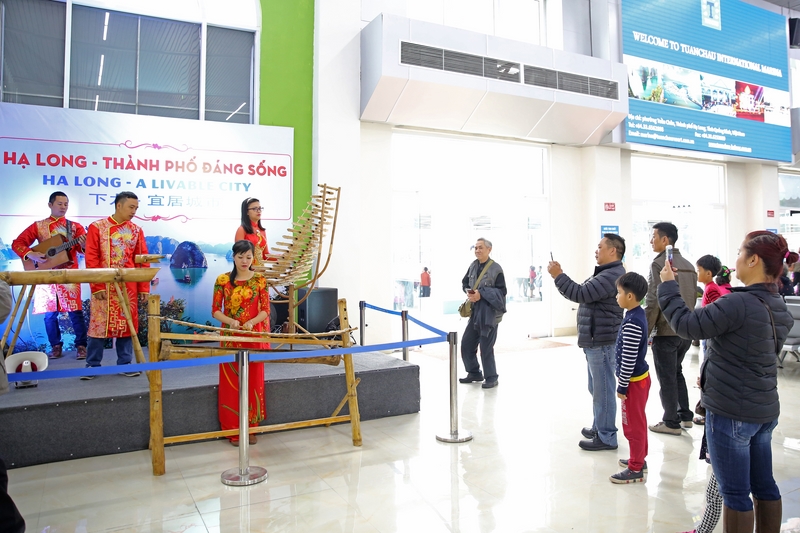 Các du khách say mê với món quà văn hóa mang đậm bản sắc Việt Nam.