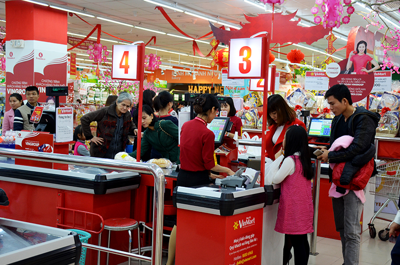 Tại trung tâm thương mại Vincom, rất đông người dân tới mua hàng, sắm sửa cho một năm mới xung túc, đầy đủ.