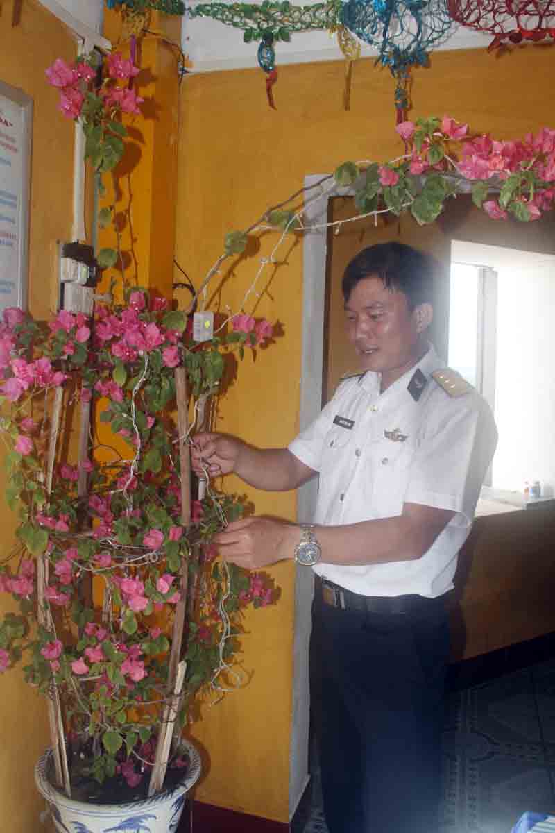 Thay bằng những cây mai, cây đào, cán bộ chiến sĩ Hải quân Đảo Đá Thị trang trí cây hoa giấy tự trồng để đón Tết.
