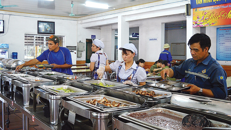 Bữa ăn của người lao động Công ty CP Than Hà Lầm được chăm lo, đảm bảo dinh dưỡng và VSATTP.