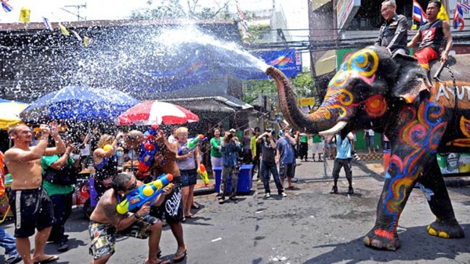 Thái Lan  Du lịch Thái Lan vào dịp từ 13 đến 15/4 hàng năm, bạn sẽ được chứng kiến cảnh người dân đổ ra đường dội nước vào nhau cùng với lời chúc mừng năm mới 