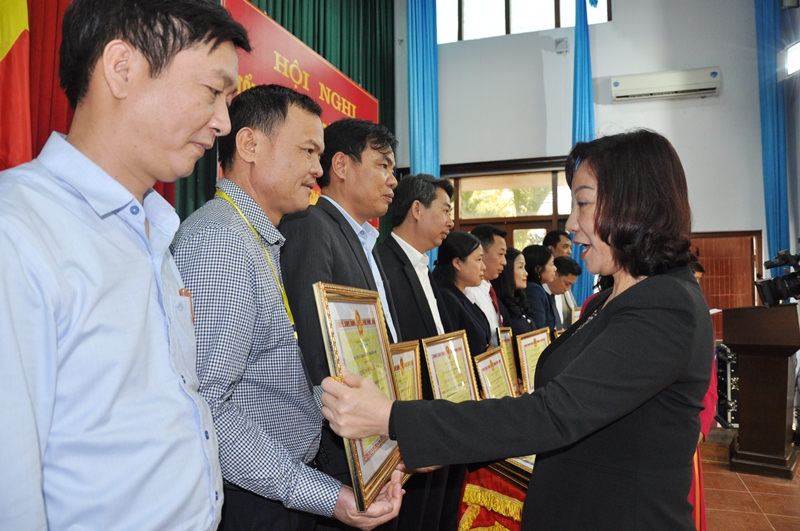 Đồng chí Vũ Thị Thu Thủy, Phó Chủ tịch UBND tỉnh tặng bằng của UBND tỉnh cho các tập thể, cá nhân có thành tích xuất sắc năm 2016.