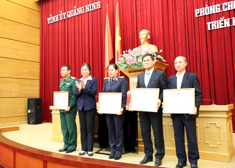 Đồng chí Đỗ Thị Hoàng, Phó Bí thư Thường trực Tỉnh ủy trao tặng bằng khen cho các tập thể, cá nhân có thành tích xuất sắc trong công tác nội chính, phòng chống tham nhũng năm 2016.
