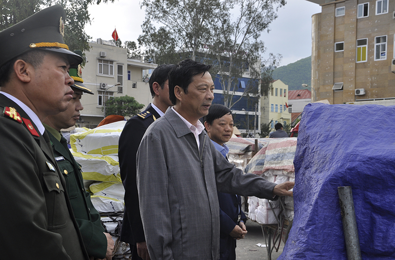 Bí thư Tỉnh ủy Nguyễn Văn Đọc kiểm tra hoạt động XKN tại cửa khẩu Hoành Mô.