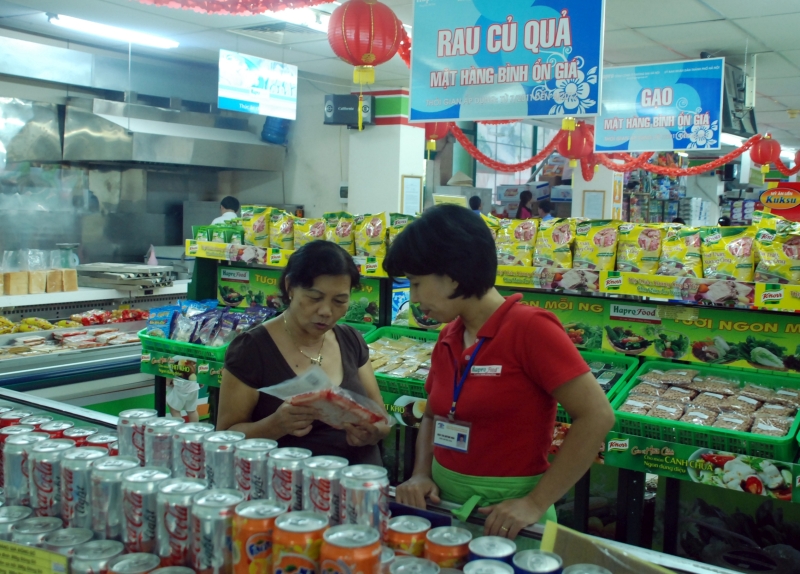 Người tiêu dùng mua hàng bình ổn giá tại siêu thị Hapro Vân Hồ (Hà Nội).