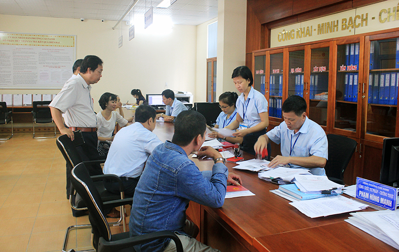 Uỷ ban MTTQ tỉnh giám sát tại Bộ phận một cửa phường Cao Xanh (TP Hạ Long) tháng 9-2016. Ảnh: Kim Cương (MTTQ tỉnh)