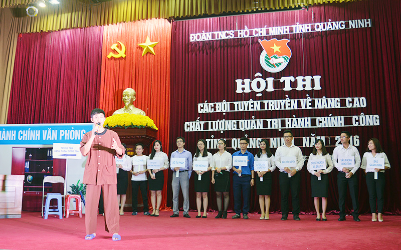 Một tiết mục trong Hội thi tuyên truyền về nâng cao chất lượng quản trị hành chính công tỉnh do Tỉnh Đoàn tổ chức, tháng 11-2016. Ảnh: Nguyễn Dung