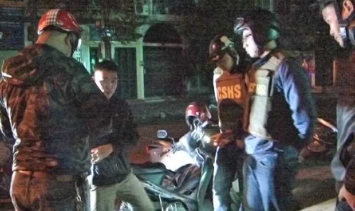 Đội Tuần tra đêm, Công an TP Hạ Long kiểm tra các trường hợp nghi ngờ trên địa bàn TP Hạ Long trong buổi tuần tra.