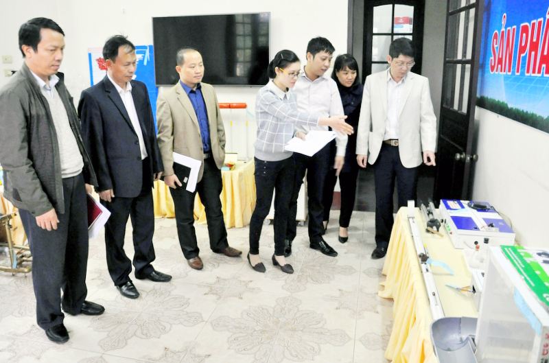Hội đồng Khoa học của Cuộc thi Sáng tạo thanh, thiếu niên, nhi đồng tỉnh Quảng Ninh lần thứ II năm 2016 chấm điểm cho các sản phẩm, mô hình tham gia dự thi.