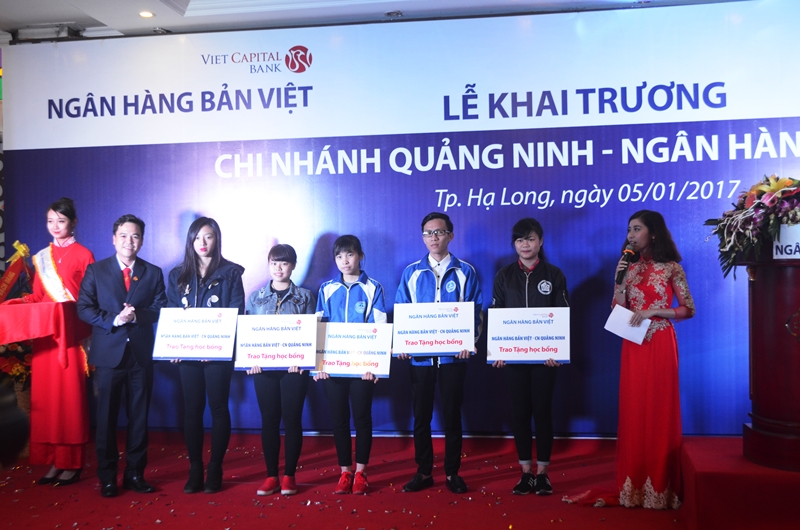 Ngân hàng Bản Việt dành tặng nhiều phần quà hấp dẫn cho các khách hàng giao dịch