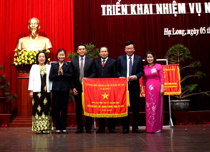 Thừa uỷ quyền của Thủ tướng Chính phủ, đồng chí Đỗ Thị Hoàng trao Cờ đơn vị dẫn đầu phong trào thi đua năm 2015 của Chính phủ cho Ban Dân vận Tỉnh uỷ