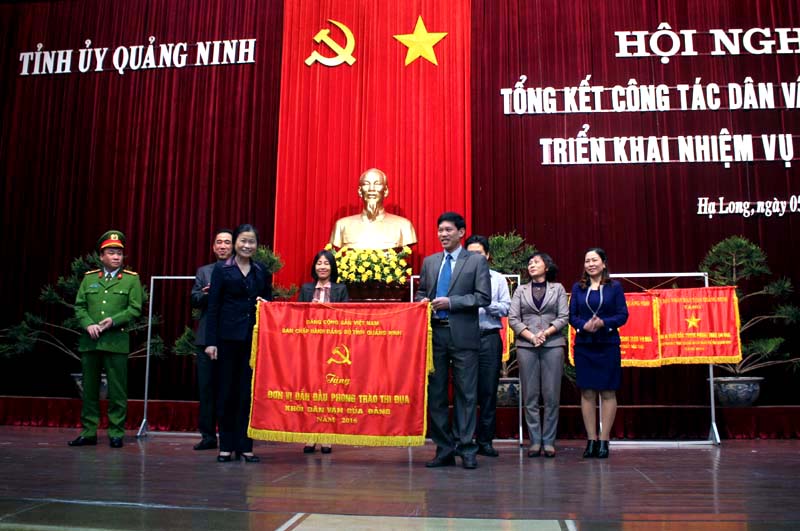 Đồng chí Đỗ Thị Hoàng, Phó Bí thư Thường trực Tỉnh uỷ trao cờ, bằng khen của Tỉnh uỷ cho những tập thể, cá nhân có thành tích xuât sắc trong công tác dân vận năm 2016