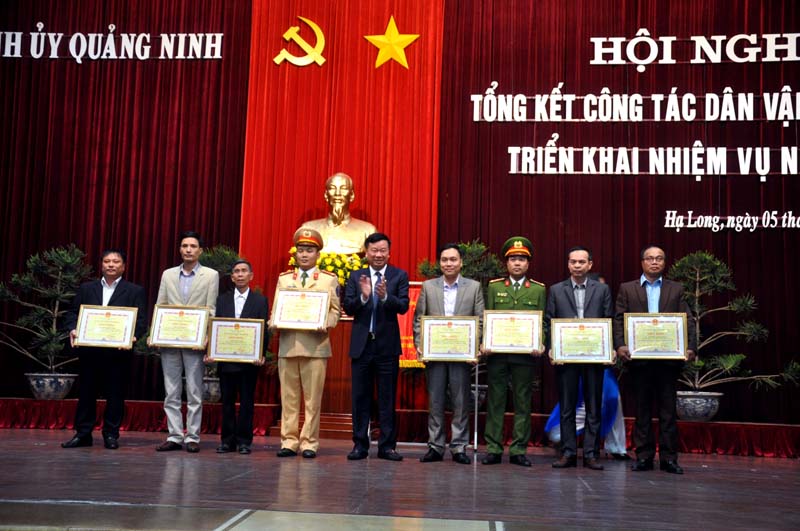 Đồng chí Nguyễn Văn Hưởng, Uỷ viên BTV, Trưởng Ban Dân vận Tỉnh uỷ trao Bằng khen của UBND tỉnh cho những tập thể, cá nhân có thành tích xuất sắc trong công tác dân vận năm 2016