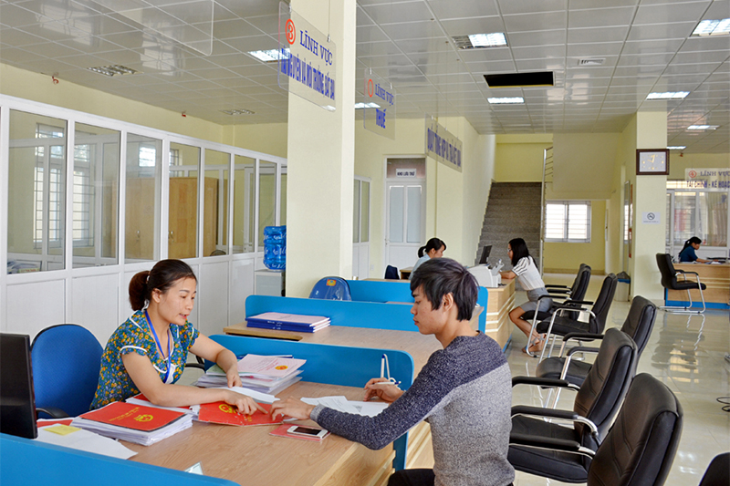 Tháng 3-2016, Trung tâm Hành chính công huyện đi vào hoạt động góp phần nâng cao chỉ số năng lực quản trị hành chính công của Hoành Bồ.