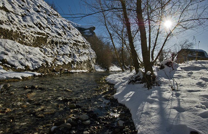   Khung cảnh mùa đông trên dòng sông Bodrak ở làng Skalistoye của Crimea.