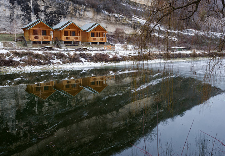   Khu vui chơi giải trí trong làng Zelesie, huyện Bakhchysaray Crimea tĩnh lặng trong mùa đông lạnh giá.