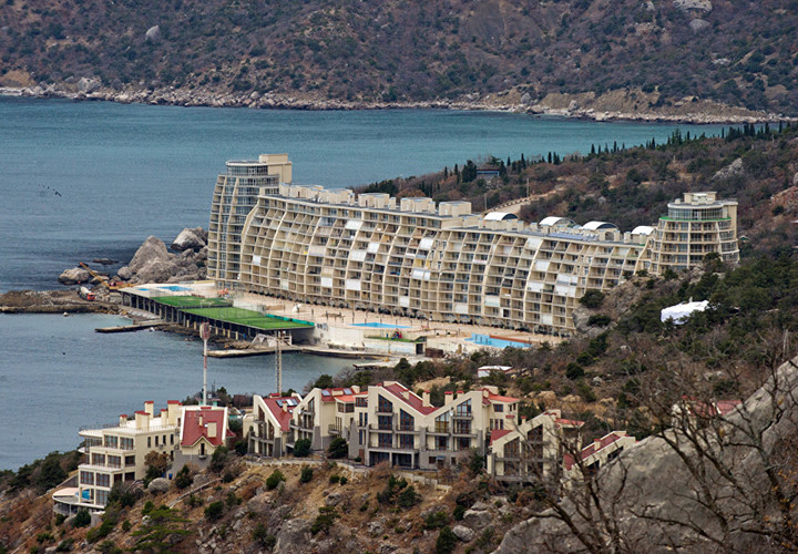   Nhà khách ở khu phức hợp nghỉ dưỡng tọa lạc bên vịnh Laspi ở Crimea vắng vẻ trong những ngày mùa đông lạnh giá.