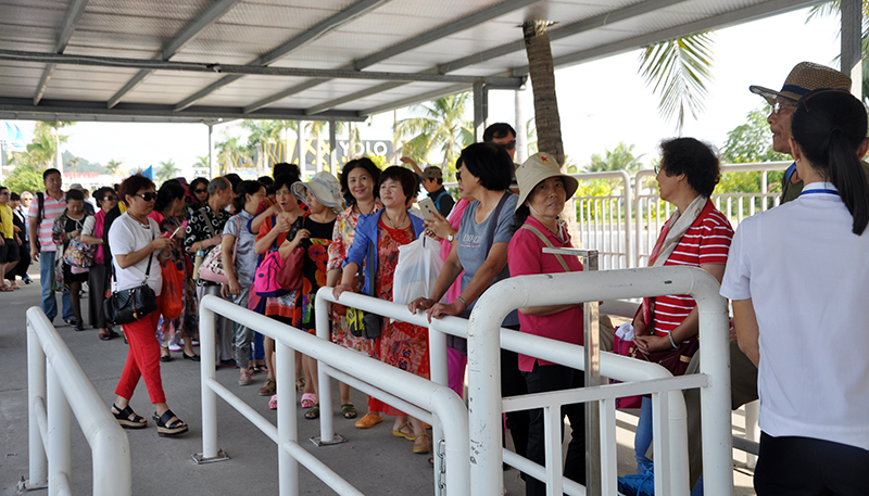 Khách du lịch xếp hàng trước cửa soát vé tại Cảng tàu khách quốc tế Tuần Châu.