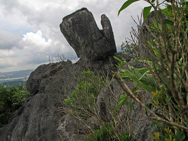 Tảng đá hình bàn tay khổng lồ độc đáo trên đỉnh núi Mằn.