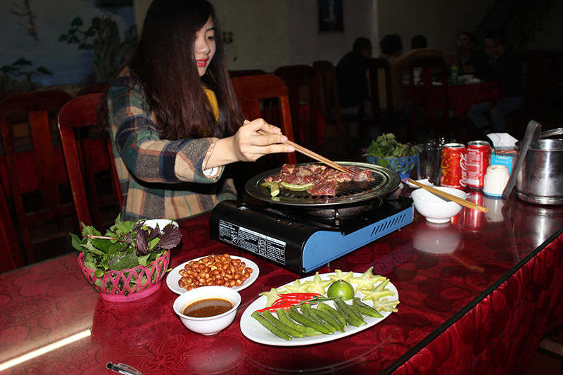 Du khách thưởng thức món thịt trâu đệ nhất tại quán Tám Điền.