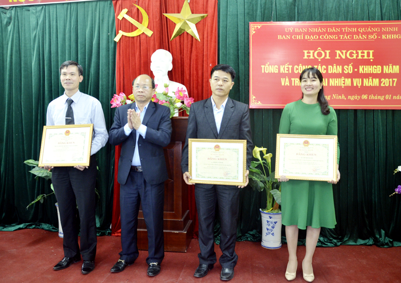  Đồng chí Vũ Xuân Diện, Giám đốc Sở Y tế trao bằng khen cho các tập thể, cá nhân có thành tích xuất sắc năm 2016.