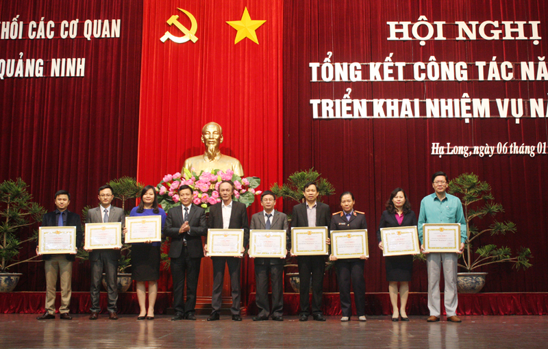 Đảng ủy Khối các cơ quan tỉnh đã tặng giấy khen cho 9 tổ chức Đảng đạt trong sạch vững mạnh tiêu biểu.
