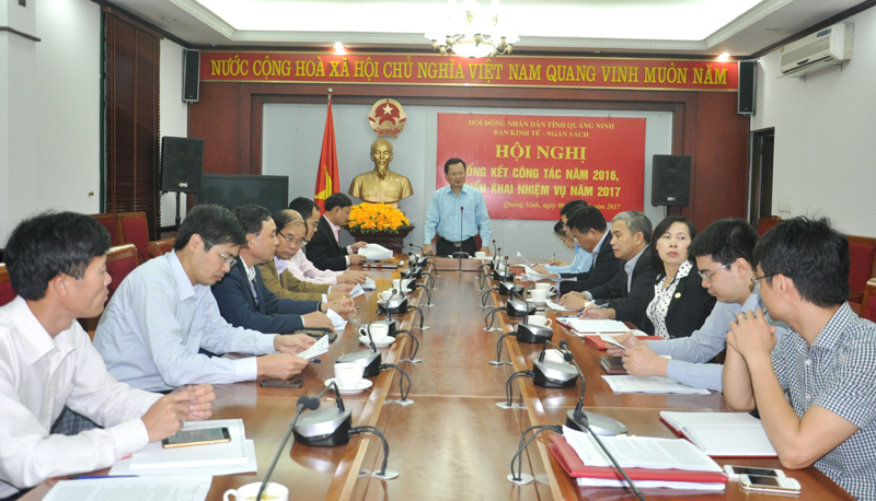 Đồng chí Cao Tường Huy, Trưởng Ban Kinh tế - Ngân sách HĐND tỉnh phát biểu kết luận hội nghị.