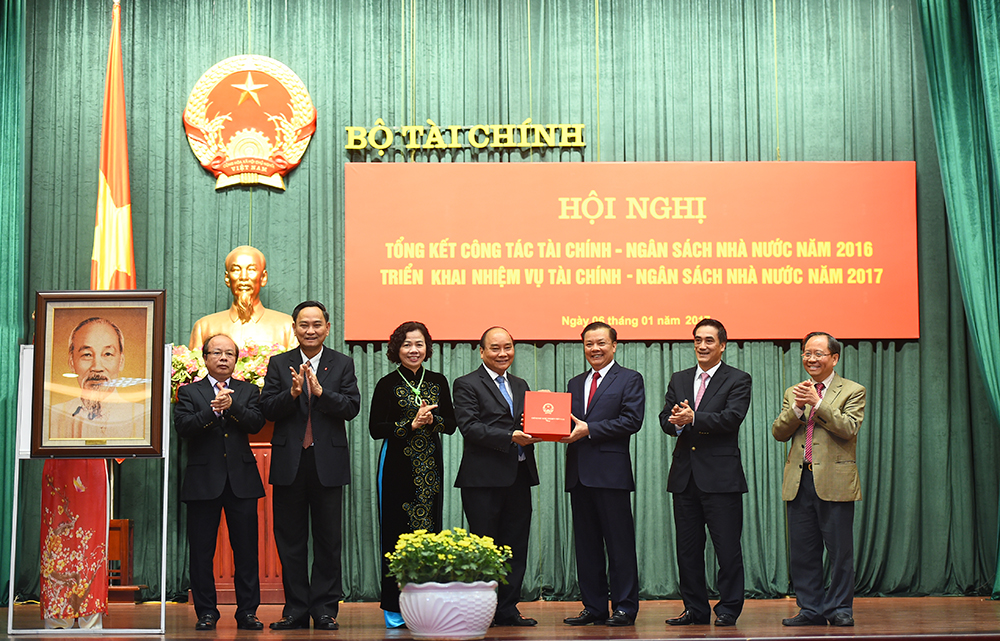 Thủ tướng Nguyễn Xuân Phúc tặng quà lưu niện cho Bộ Tài chính. Ảnh: VGP/Quang Hiếu