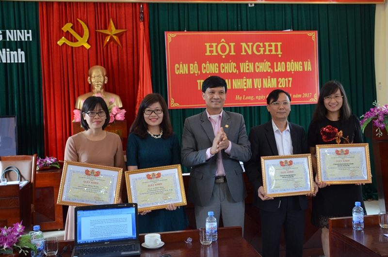 giấy khen cho 2 tập thể, 4 cá nhân của Báo Quảng Ninh có thành tích xuất sắc trong hoạt động công đoàn năm 2016