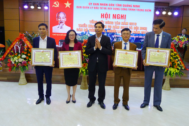 Đồngg chí Vũ Văn Diện, Phó Chủ tịch UBND tỉnh trao bằng khen của UBND tỉnh cho các tập thể, cá nhân đã có thành tích xuất sắc trong năm 2016hể, cá nhận được nhận