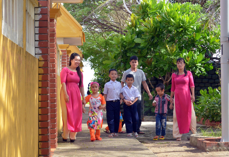 Người lớn, trẻ nhỏ sinh sống trên xã đảo Sinh Tồn xúng xính váy áo đi lễ chùa đầu năm.