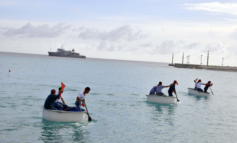 Cán bộ, chiến sĩ, nhân dân xã đảo Sinh Tồn hào hứng cuộc đua thuyền thúc tại âu tàu trong ngày đầu xuân.