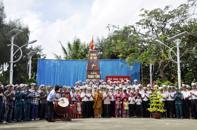 Cán bộ, chiến sĩ và nhân dân trên đảo Sinh Tồn gửi lời chúc mừng năm mới đến đồng bào cả nước.