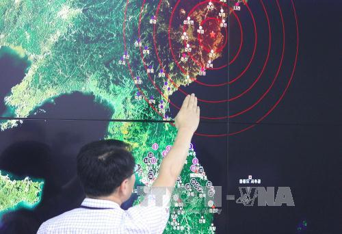 Một chuyên gia Cơ quan Khí tượng Hàn Quốc phân tích các dư chấn đo được sau vụ thử hạt nhân thứ 5 của Triều Tiên, tại Seoul ngày 9/9/2016. Ảnh: AFP/TTXVN