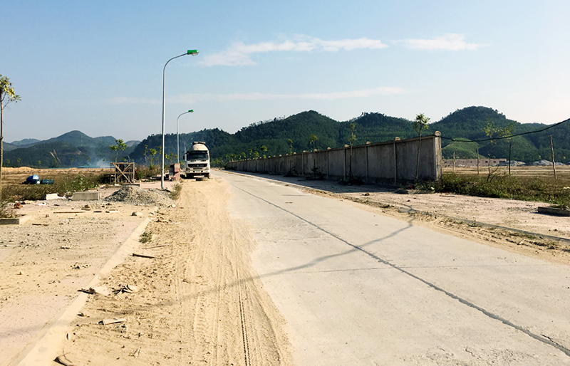 Mặc dù đã hơn 4 năm triển khai, song hạ tầng CCN Nam Sơn, xã Nam Sơn, huyện Ba Chẽ vẫn còn ngổn ngang.