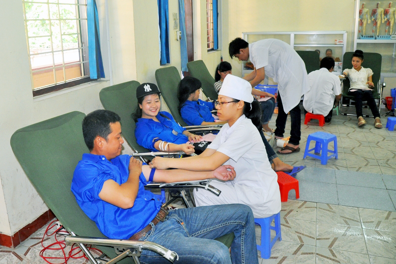 Sinh viên Trường Cao đẳng Y tế Quảng Ninh tham gia hiến máu tình nguyện nhân Ngày hội thanh niên với văn hóa giao thông năm 2016.