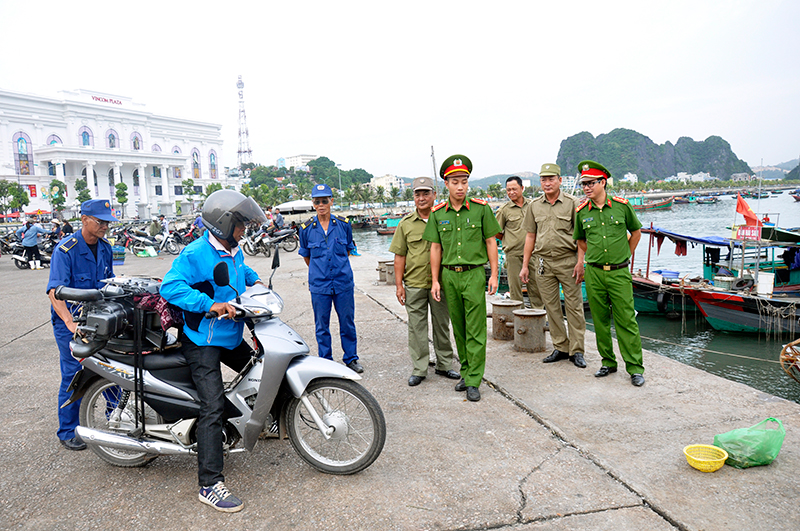 Công an phường Bạch Đằng, TP Hạ Long triển khai công tác tuần tra bảo vệ ANTT trên địa bàn.
