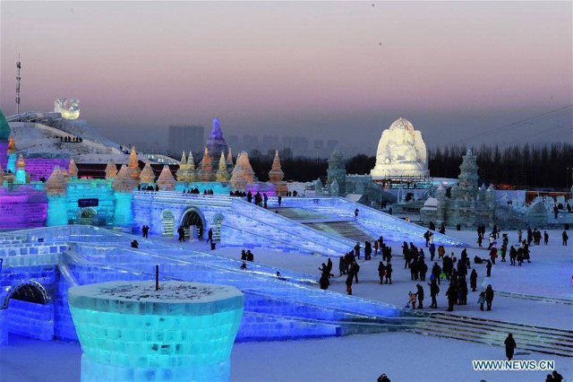 Tại lễ hội, bức tượng băng lớn nhất thế giới trở thành tâm điểm chú ý. Dài 103 m, cao 31 m, bức tượng băng được làm từ băng lấy ở sông Songhua gần đó. Theo The Sun, đây là bức tượng lớn nhất trên thế giới cùng thể loại.