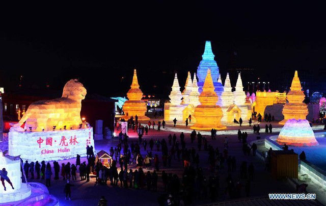 Đèn chiếu sáng cũng được sử dụng để tô điểm cho tác phẩm băng, tạo nên hình ảnh vô cùng ấn tượng để làm hài lòng khách đến thăm lễ hội.