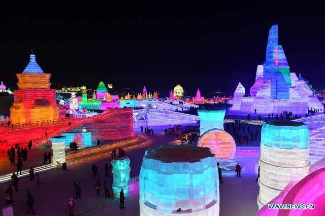 Bên cạnh tượng điêu khắc, lễ hội còn thu hút khách du lịch trên toàn thế giới với nhiều hoạt động như trượt tuyết và bơi lội mùa đông.