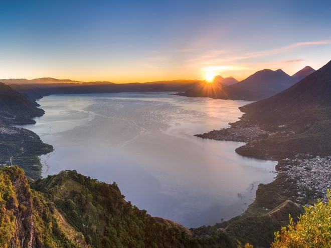 Indian’s Nose, hồ Atitlan, Guatemala: Để ngắm cảnh mặt trời mọc ở hồ Atitlan, du khách phải dậy từ lúc 3h và đi một chuyến xe buýt khá dài. Tuy nhiên, những mảng màu tím, hồng, cam tuyệt đẹp phản chiếu trên mặt hồ sẽ xứng đáng với công sức bỏ ra.