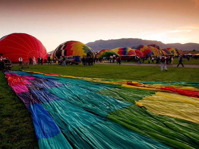 Lễ hội khinh khí cầu quốc tế Albuquerque, New Mexico: Hàng loạt khinh khí cầu bay lên trong ánh bình minh màu hổ phách vào đầu tháng 10 hàng năm là một cảnh tượng khó quên.