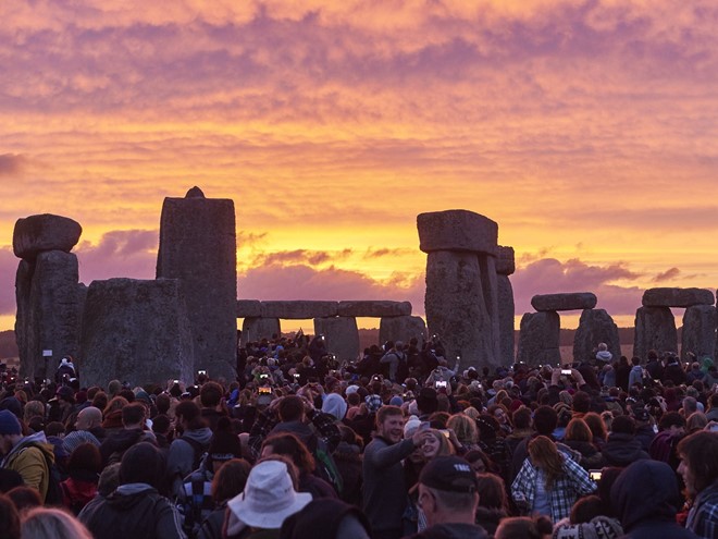 Stonehenge, Anh: Stonehenge ở Wiltshire, Anh, thu hút gần 25.000 du khách mỗi năm vào ngày hạ chí. Đây là ngày mà mặt trời chiếu thẳng hàng, và những tia sáng đầu tiên xuất hiện từ phía trên Heel Stone.