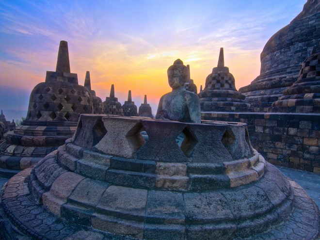 Đền Borobudur, Indonesia: Ánh nắng ban mai chiếu xuống ngôi đền Borobudur là một cảnh tượng kỳ ảo.